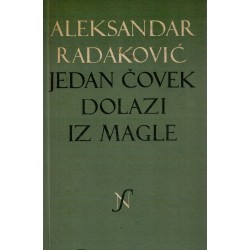 Jedan čovek dolazi iz magle