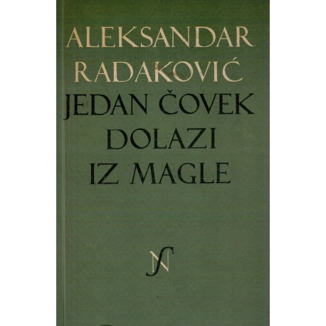 Jedan čovek dolazi iz magle